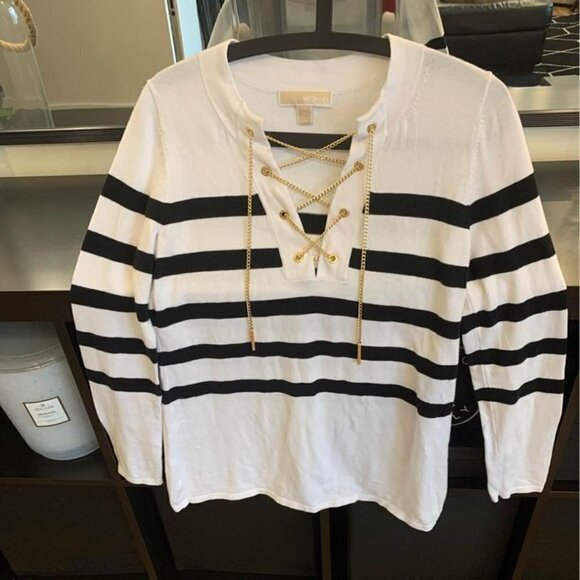 🔹michael KORS black and white striped lightweight sweater with gold chai… - Picture 1 of 10